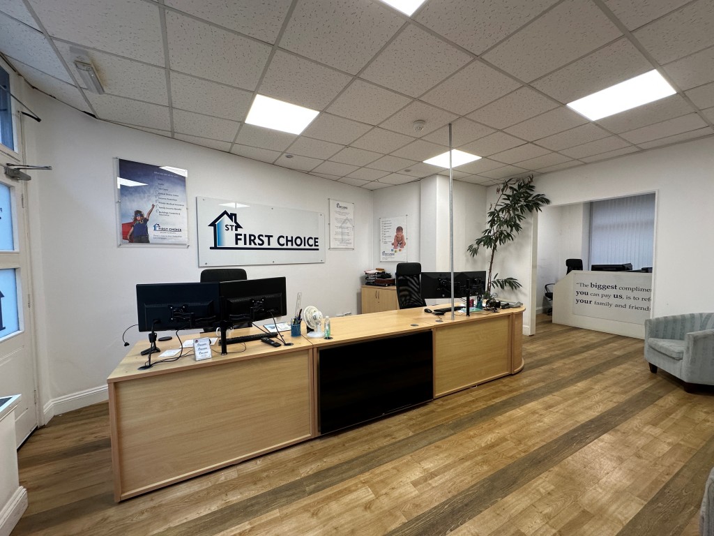 Lot: 90 - COMMERCIAL UNIT ARRANGED OVER FOUR FLOORS - Ground floor office